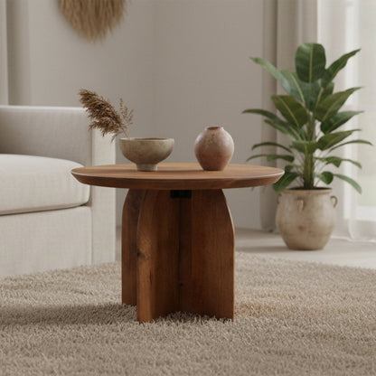 Bijzettafel hout rond naturel 55 cm Bullnose in een beige woonkamer met vazen en schalen met planten