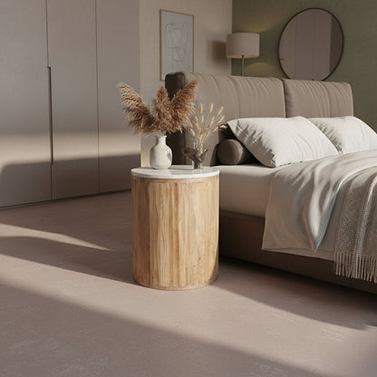Bijzettafel marmer en hout wit rond Malakka in slaapkamer naast een bed. Op de tafel staan verschillende vazen met verschillende droogbloemen