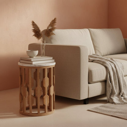 Bijzettafel marmer wit hout rond Atjeh in woonkamer met oranje accenten