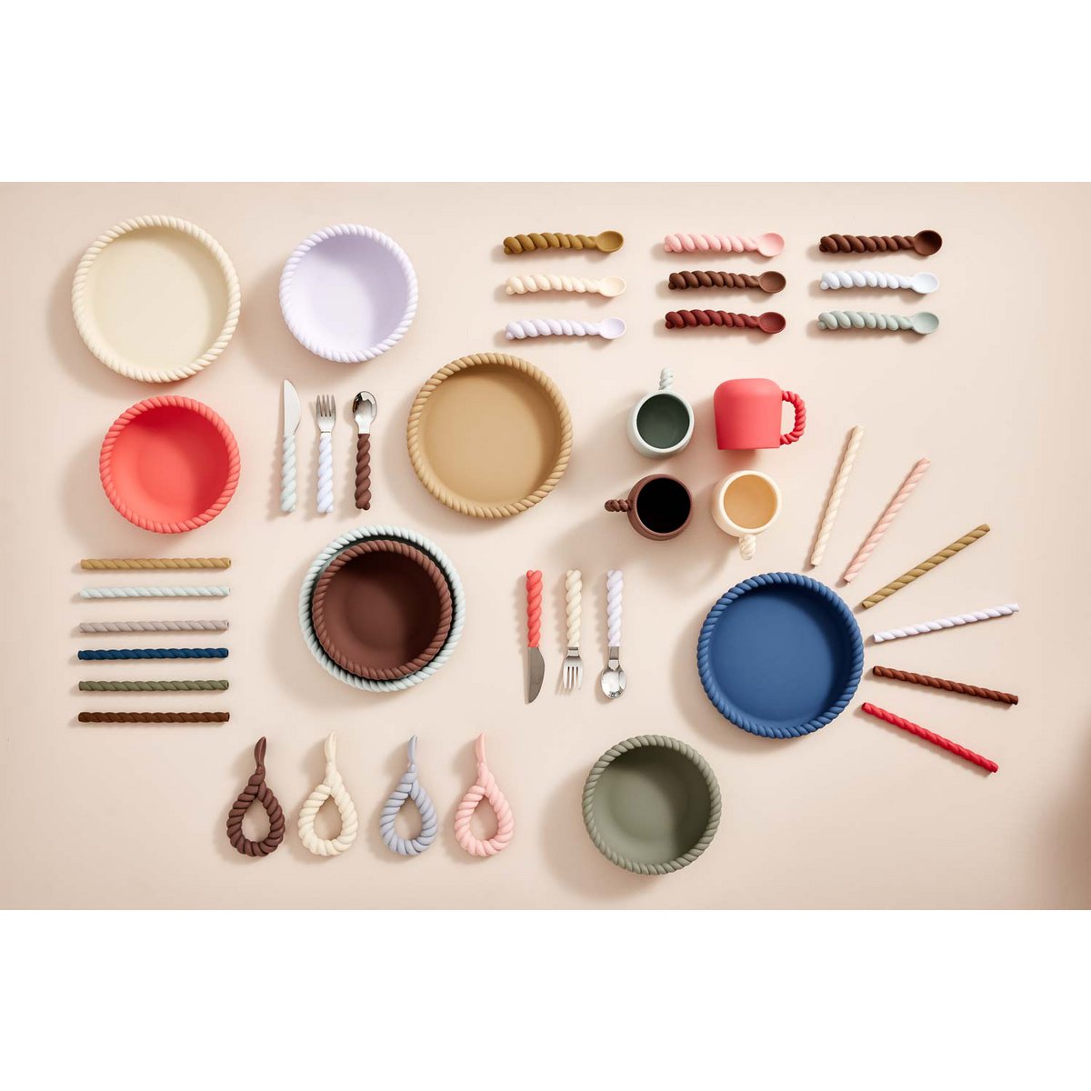 Blauw en bruine zachte plaat en kom