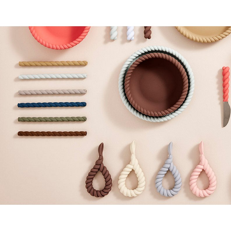 Blauw en bruine zachte plaat en kom