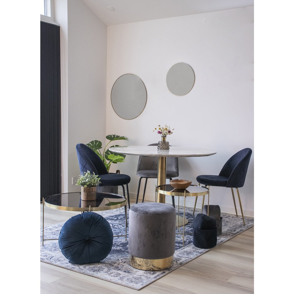 Blauw polyester vloerkleed Havana 160 X 230 in een goud en blauw moderne eetkamer