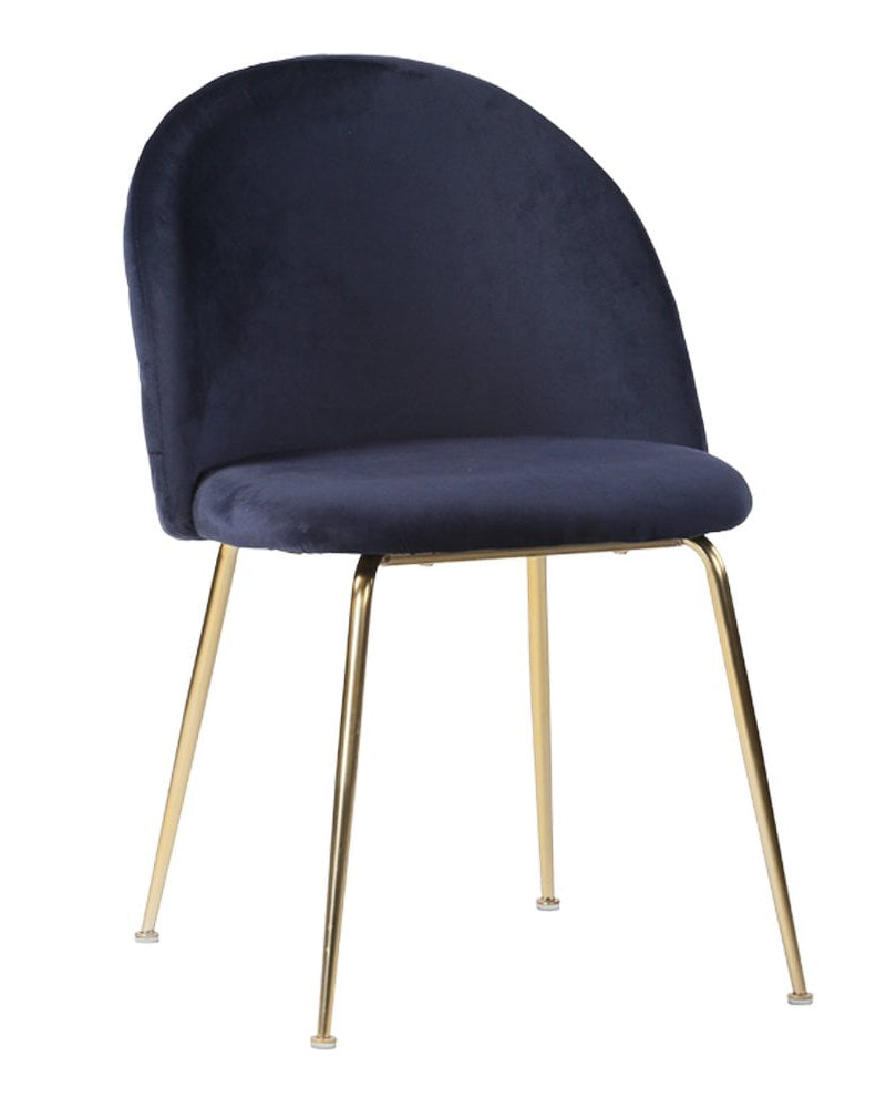 Blauwe fluwelen eetkamerstoel met goudkleurige metalen poten en een elegante afgeronde rugleuning. Een luxueuze en comfortabele stoel die perfect past in een modern of chic interieur.