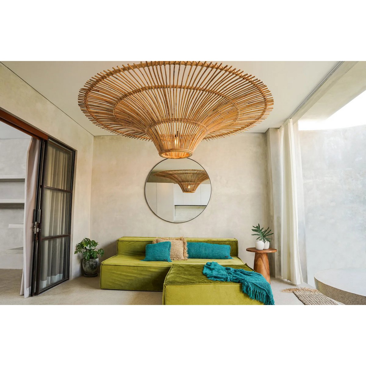 Blauwe katoenen kussenhoes Oh My Gee 35x100 in boho setting in huis
