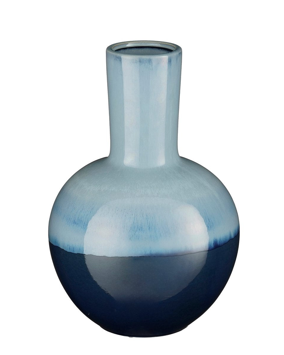 Een blauwe keramieken vaas met een diepe uitstraling. Perfect om gedroogde bloemen of takken in te plaatsen, maar ook prachtig als los decoratief object. De diepe tinten en afwerking brengen een rustieke en mediterrane sfeer in elk interieur.