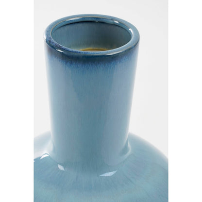 Een blauwe keramieken vaas met een diepe uitstraling. Perfect om gedroogde bloemen of takken in te plaatsen, maar ook prachtig als los decoratief object. De diepe tinten en matte afwerking brengen een rustieke en mediterrane sfeer in elk interieur.