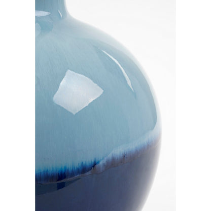 Een blauwe keramieken vaas met een diepe uitstraling. Perfect om gedroogde bloemen of takken in te plaatsen, maar ook prachtig als los decoratief object. De diepe tinten en matte afwerking brengen een rustieke en mediterrane sfeer in elk interieur.