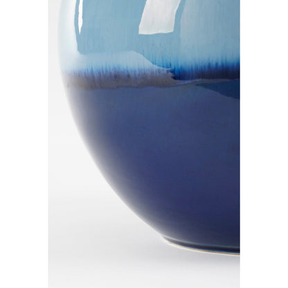 Een blauwe keramieken vaas met een diepe uitstraling. Perfect om gedroogde bloemen of takken in te plaatsen, maar ook prachtig als los decoratief object. De diepe tinten en matte afwerking brengen een rustieke en mediterrane sfeer in elk interieur.