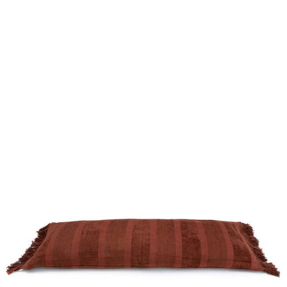 Bordeaux fluwelen kussenhoes Oh My Gee 35 X 100 zijaanzicht op wit  achtergrond