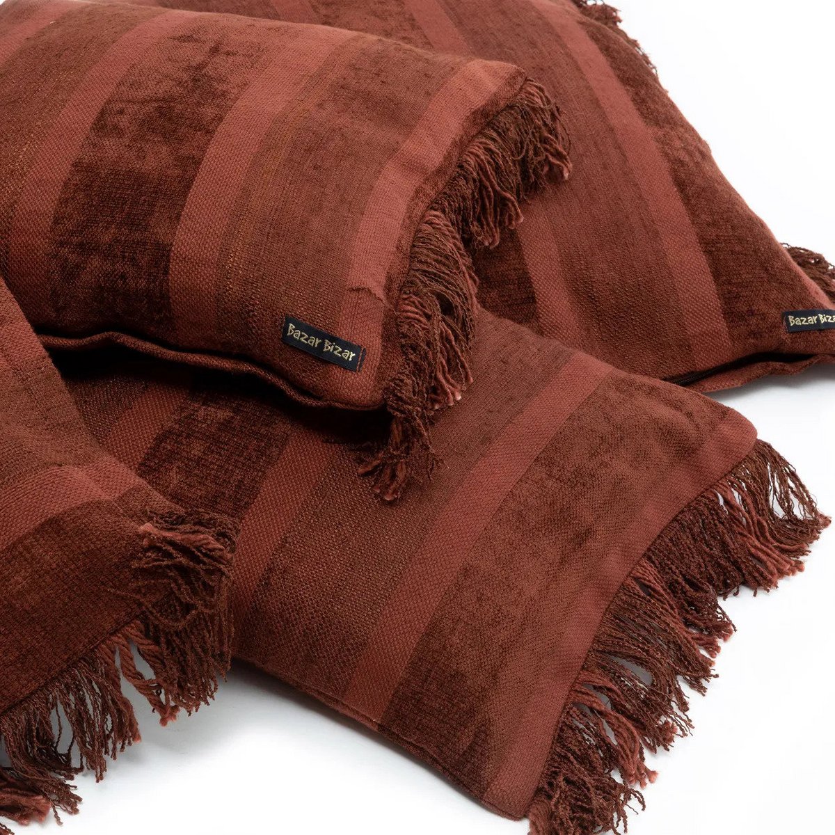 Bordeaux fluwelen kussenhoes Oh My Gee 35 X 100  closeup detail van meerdere kussens