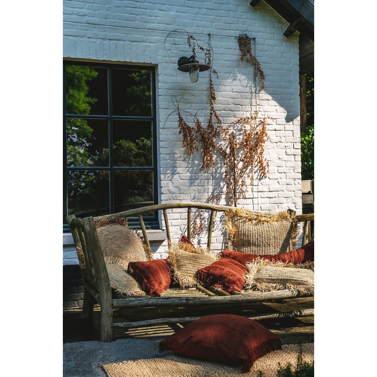 Bordeaux fluwelen kussenhoes Oh My Gee 35 X 100  in gezellige sfeer in de tuin