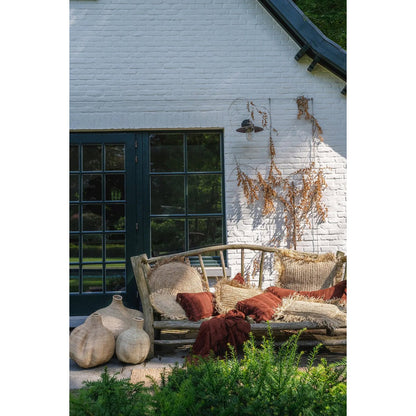 Bordeaux fluwelen kussenhoes Oh My Gee 35 X 100  in gezellige sfeer in de tuin