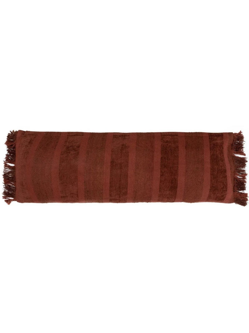 Bordeaux fluwelen kussenhoes Oh My Gee 35 X 100  op wit achtergrond