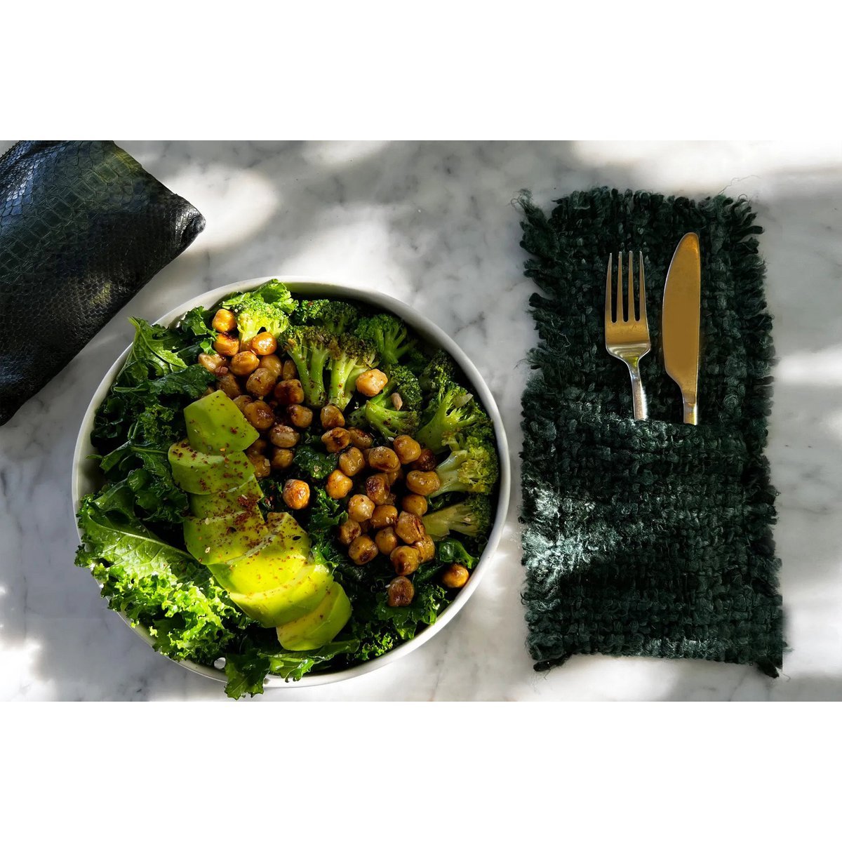 Tafelsetting met bosgroene bestekhouder en saladebord