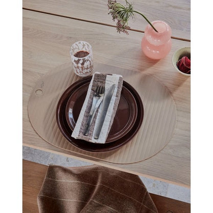 Gedekte tafel met donkerbruin Yuka bord en servet
