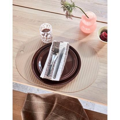 Stylingbeeld met Yuka diep bord en servet op houten tafel