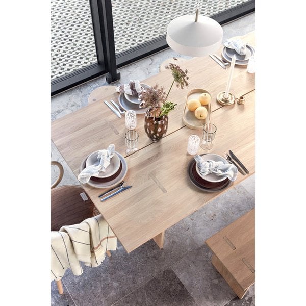 Gedekte tafel met meerdere Yuka items in warme tinten