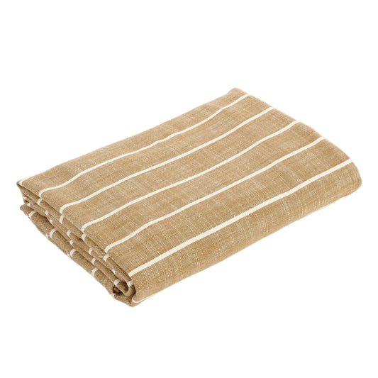 Bruin katoenen tafelkleed wit gestreept 250x140 cm gevouwen op wit achtergrond