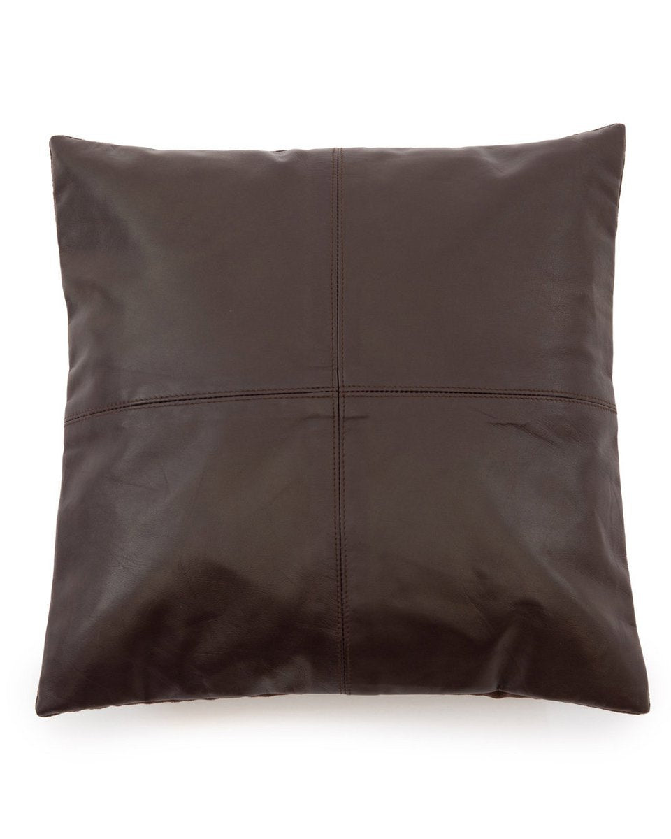 Chocoladebruine leren kussenhoes 40x40 met vier-paneel ontwerp, vooraanzicht.