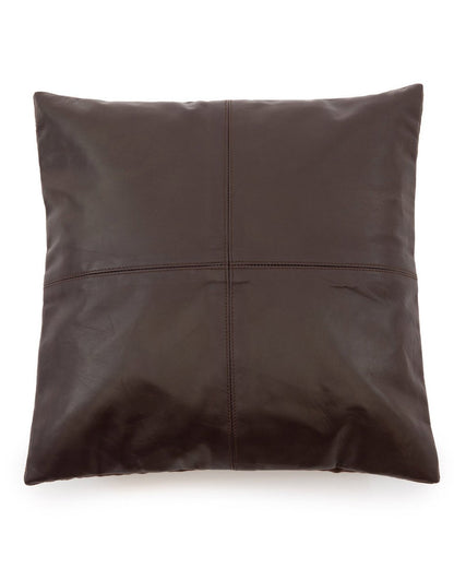Chocoladebruine leren kussenhoes 40x40 met vier-paneel ontwerp, vooraanzicht.