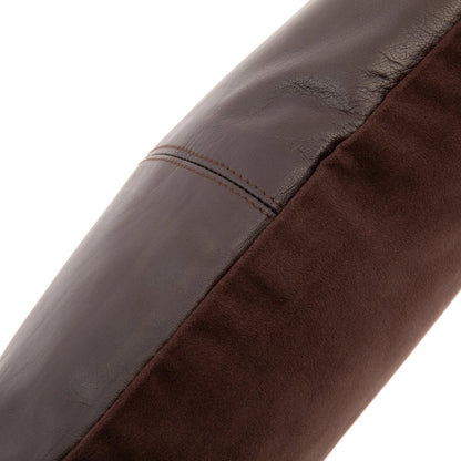 Close-up van de leren vier-paneel afwerking van de kussenhoes.
