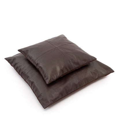 Chocoladebruine leren kussenhoes 40x40 gestapeld ter inspiratie voor interieurdecoratie.