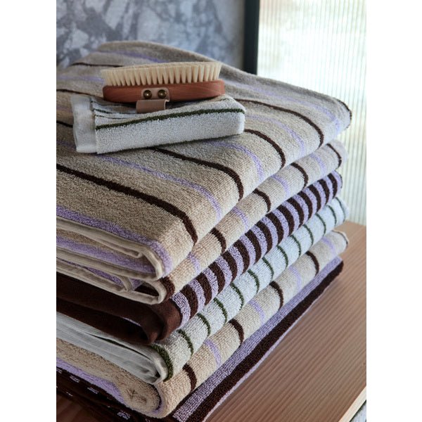 Stapel Raita handdoeken paars klei bruin op badkamermeubel