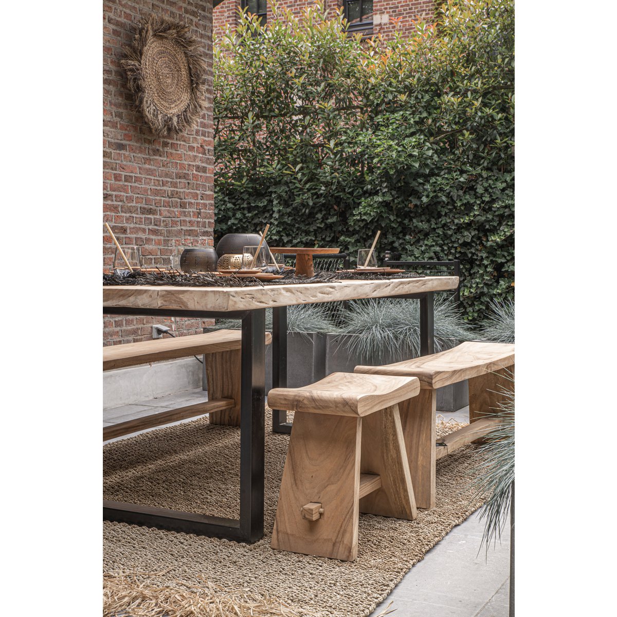 Bruin raffia tapijt 180 X 240 in de tuin passend bij een boho stijl