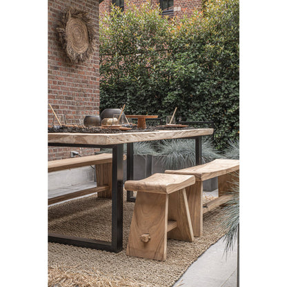 Bruin raffia tapijt 180 X 240 in de tuin passend bij een boho stijl