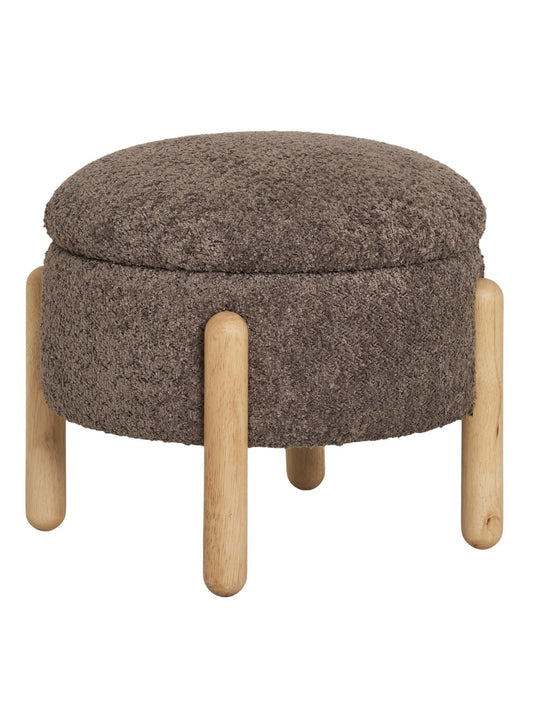 Bruine bouclé poef met houten poten en opbergruimte op witte achtergrond