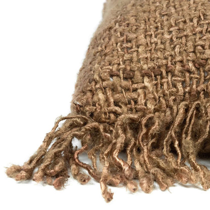 Close-up van de franjes en geweven structuur van de bruine Oh My Gee kussenhoes