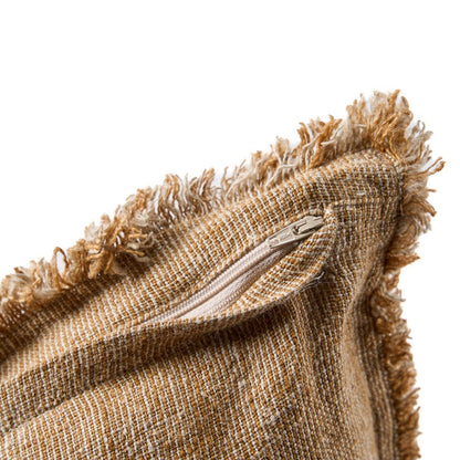 Bruine linnen kussenhoes Sahara Fringe 50 X 50 closeup detail van de rits
