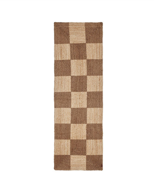 Een stijlvolle juten loper met een speels ruitpatroon in natuurlijke tinten. Handgeweven en tijdloos — perfect om warmte en structuur toe te voegen aan elke ruimte.

