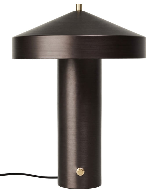 Moderne tafellamp in donkerbruin met brede hoedvormige kap en cilindervormige voet, tegen witte achtergrond.