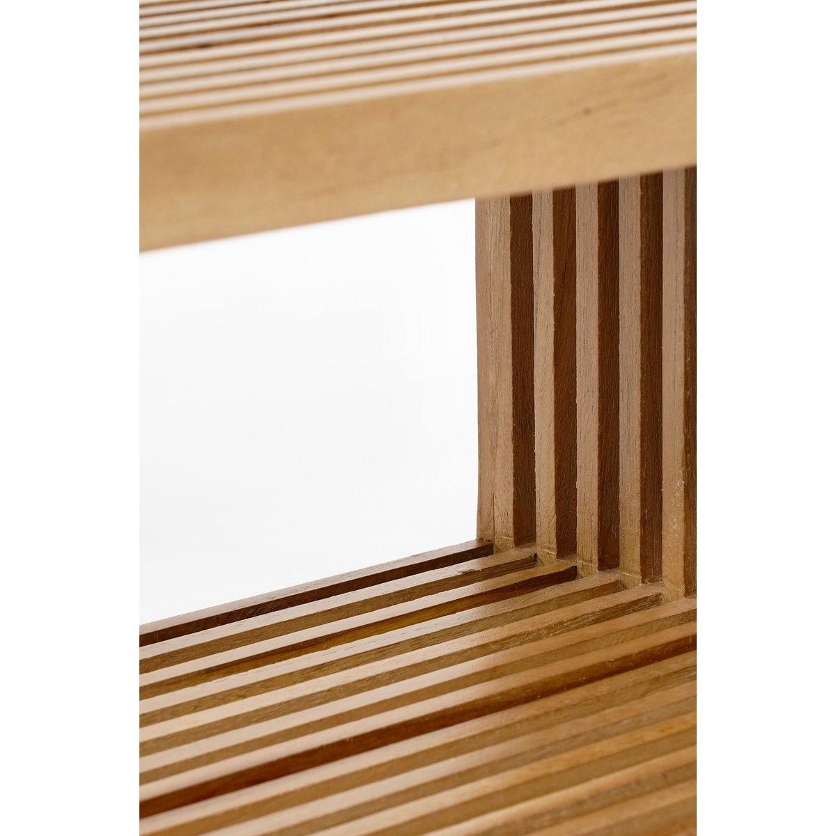 Zijaanzicht van de houten wandplank met afgeronde latjes