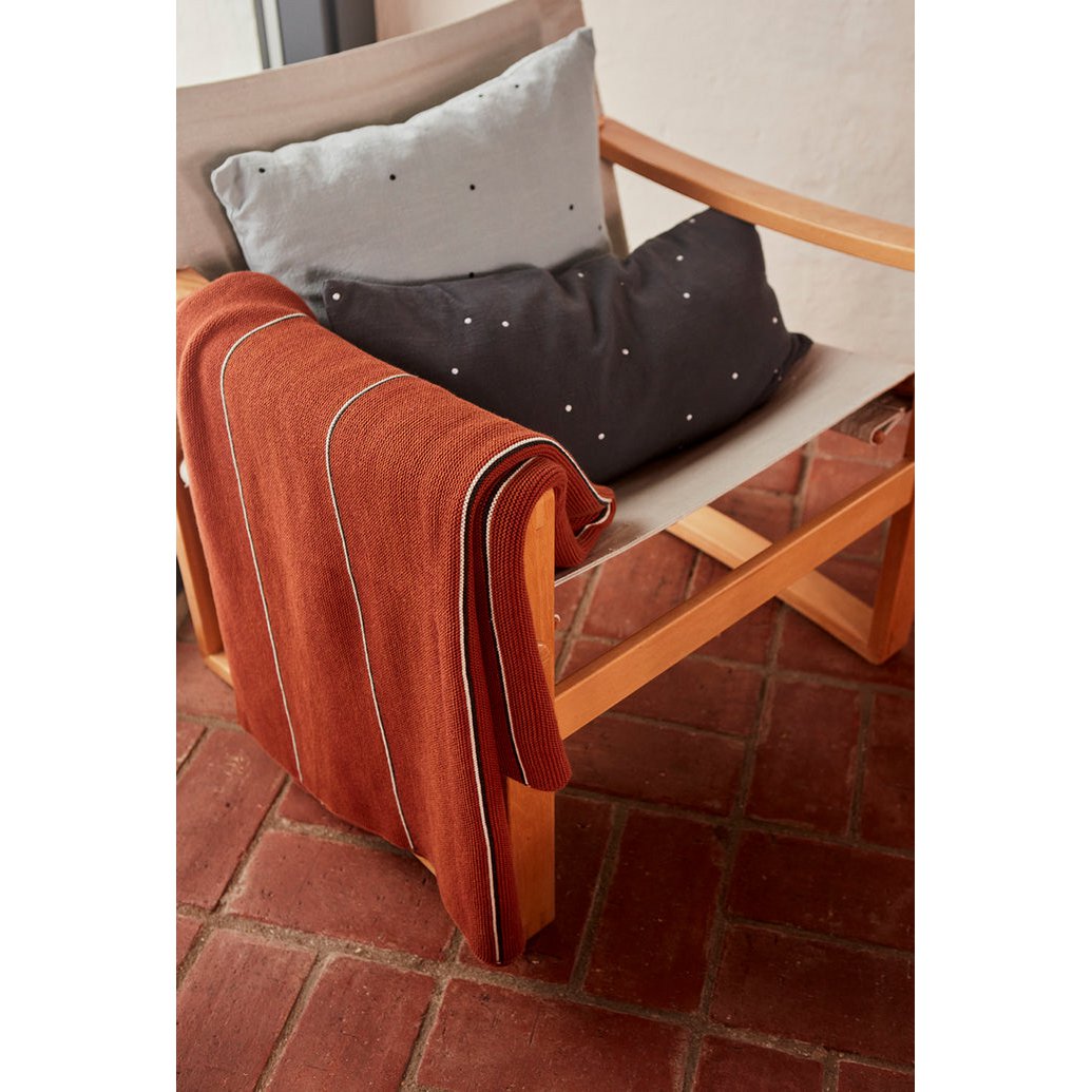 Ook buiten op het terras komt dit plaid tot zijn recht: een warme deken om even in weg te kruipen tijdens frisse avonden.
