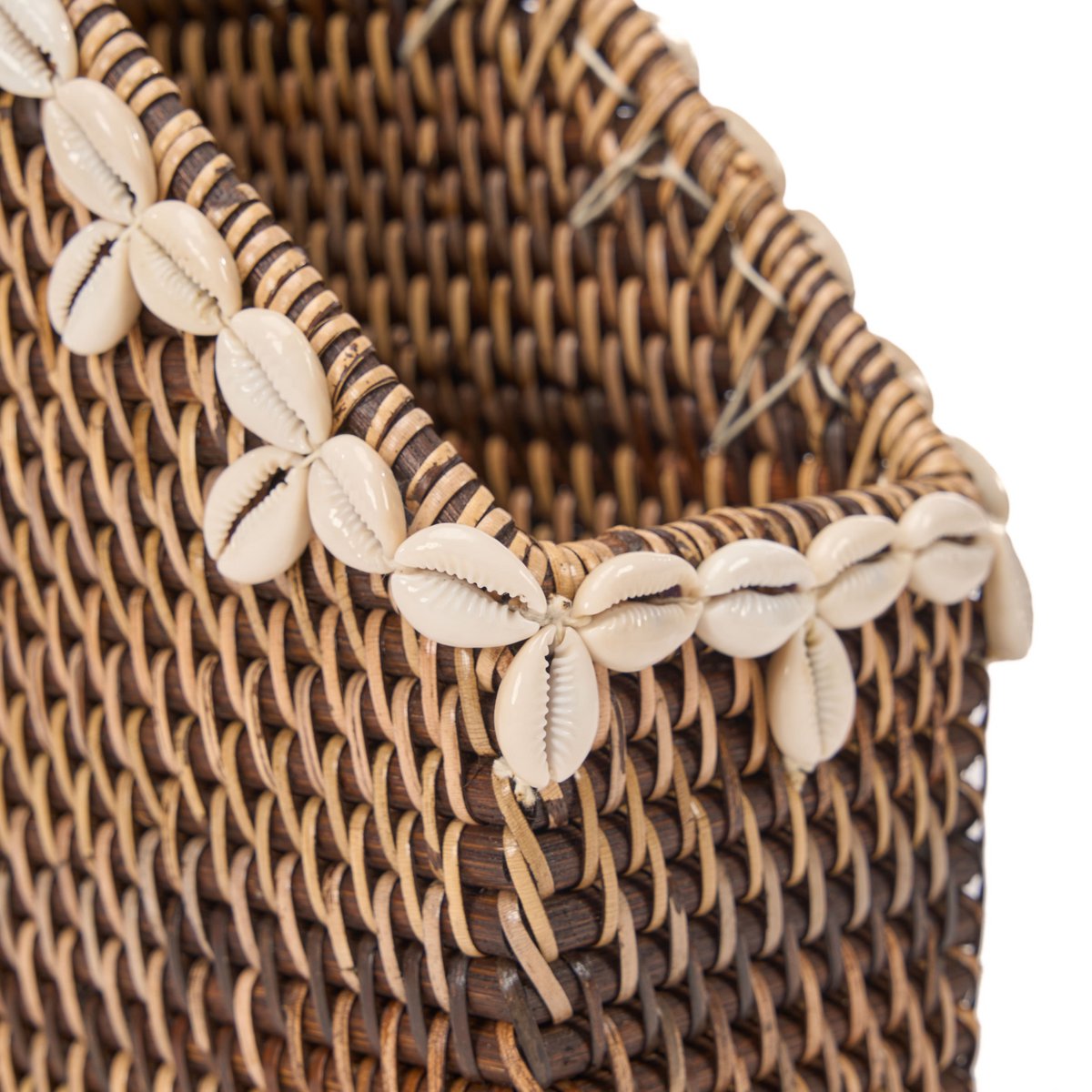 Close up van schelprand op rotan organizer