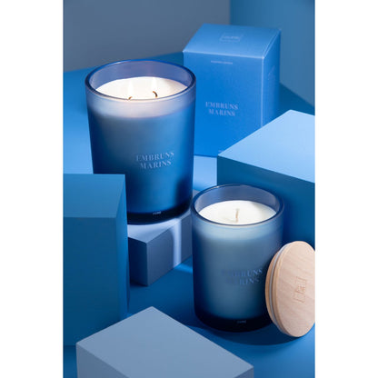 Closeup van de J-Line geurkaars blauw glazen pot zeebries 12,5 cm Accords Essentiels