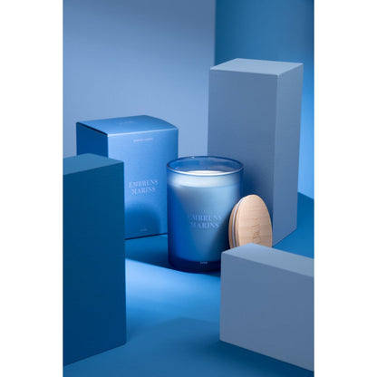 Closeup van de J-Line geurkaars blauw glazen pot zeebries 12,5 cm Accords Essentiels met andere artikelen uit dezelfde lijn