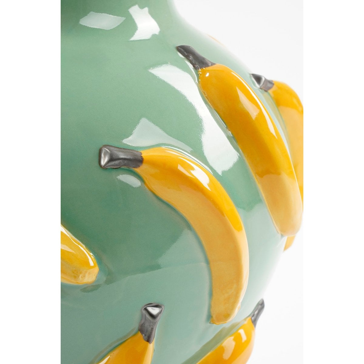 Closeup van de groene keramieken vaas met bananenprint op wit achtergrond