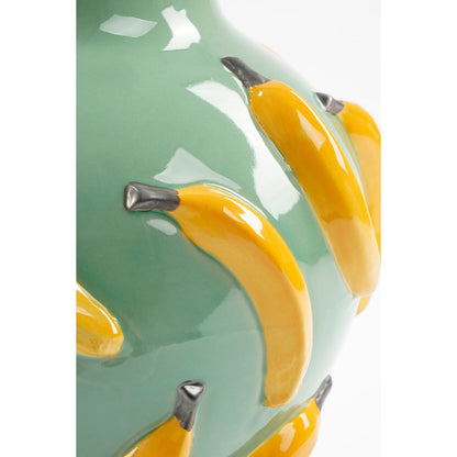 Closeup van de groene keramieken vaas met bananenprint op wit achtergrond