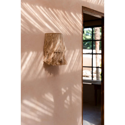 Closeup van de wandlamp beige 20x35 cm Abaca naast een open deur