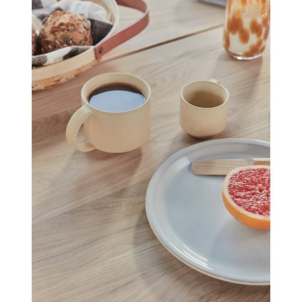 Gedekte tafel met offwhite Yuka bord en ontbijt