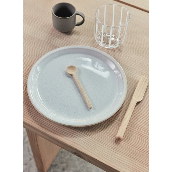 Offwhite Yuka bord met houten lepel op lichte tafel