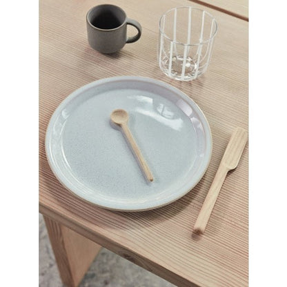 Offwhite Yuka bord met houten lepel op lichte tafel