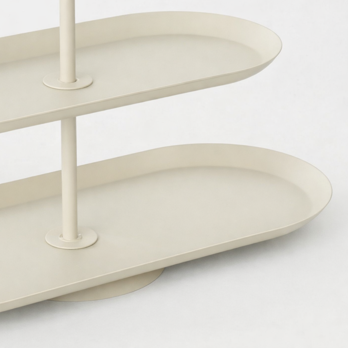 Crème etagère 3 laags metaal Rama detail van de onderste twee plateaus