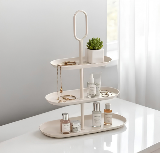 Creme metalen 3 laagse etagere Rama met sieraden en andere accessoires erop