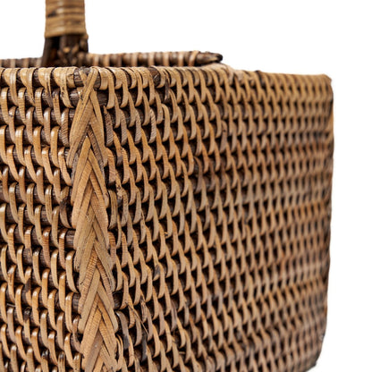 Detail van de geweven rotan bestekhouder bruin