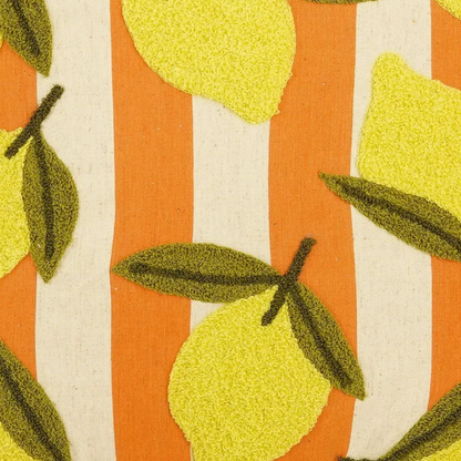Detail van de citroentjes op het katoenen sierkussen oranje met citroenenprint 45x45 cm