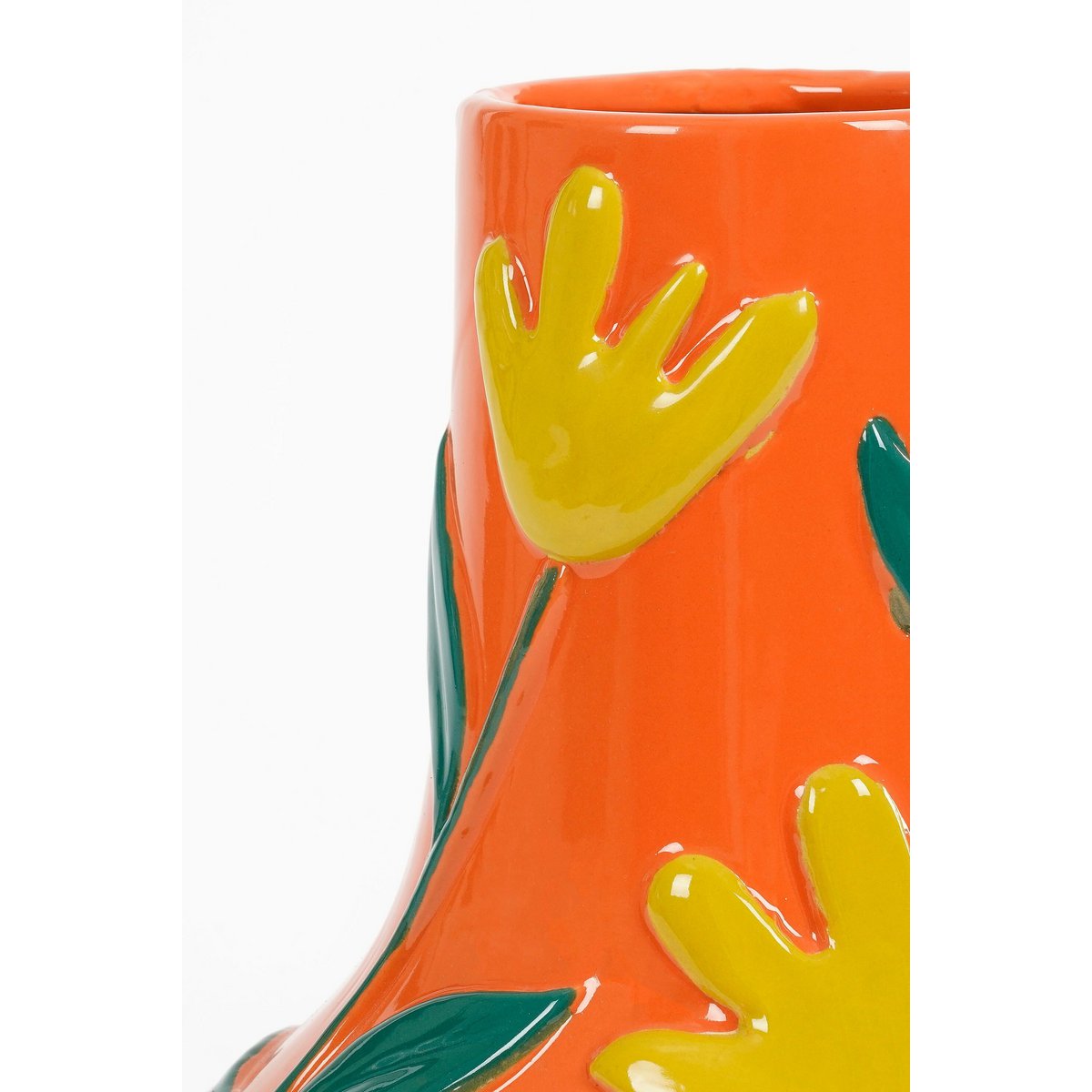 Detail van de gele bloemen op de keramieken vaas oranje met bloemmotief 30 cm Ava